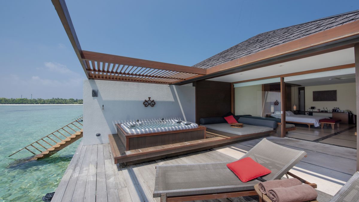 Jacuzzis víz feletti villa