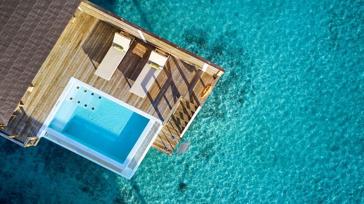 Medencés víz feletti villa