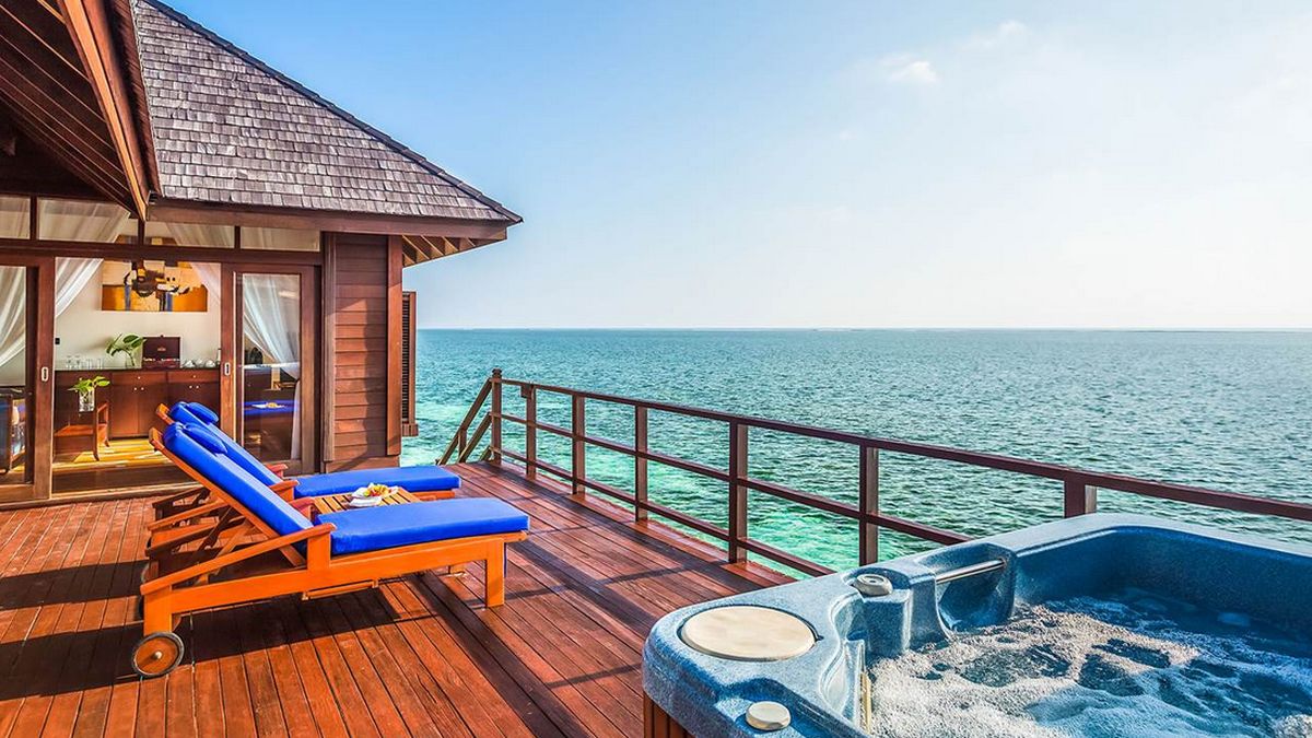 Jacuzzis víz feletti villa