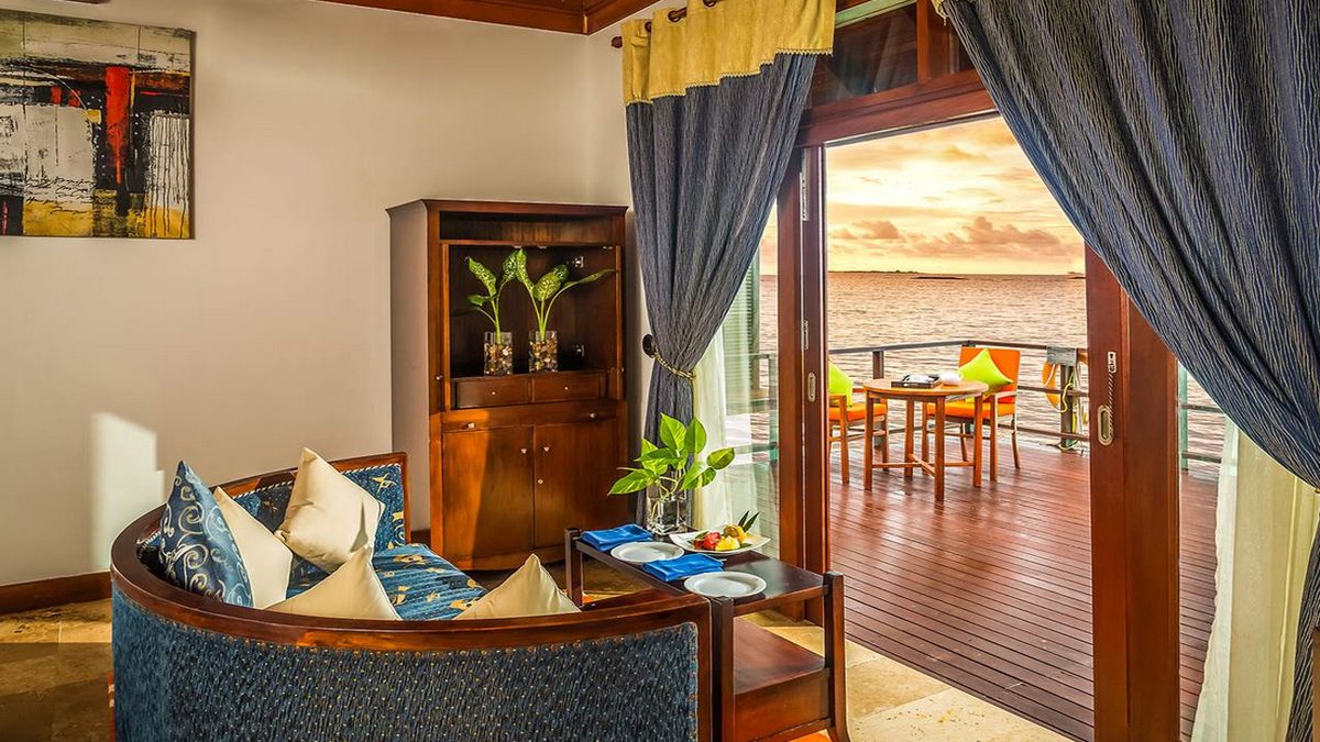 Jacuzzis víz feletti villa