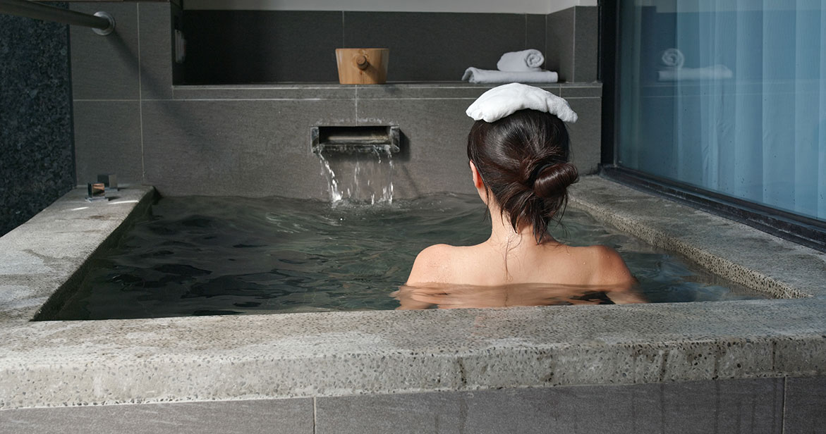 Nő az igazi japán onsen fürdőben - OTP Travel Utazási Iroda