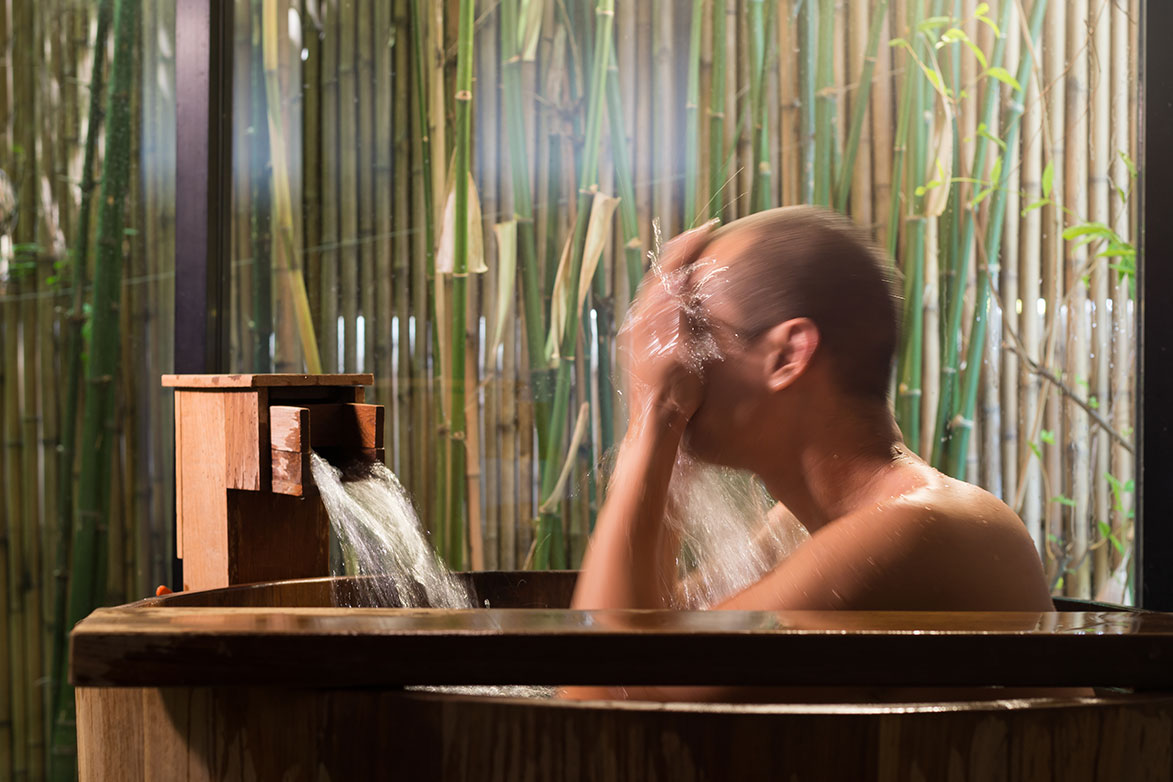 Férfi az igazi japán onsen fürdőben - OTP Travel Utazási Iroda