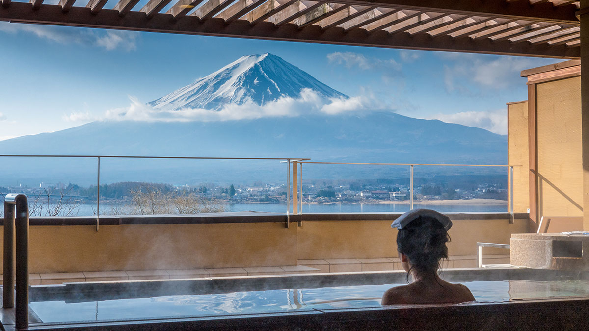 Nő a Fuji hegyet nézi egy igazi japán onsen fürdőben | OTP Travel utazási iroda