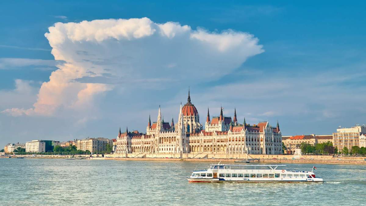 Sétahajózás Budapesten színházlátogatással - autóbuszos kirándulás Szegedről | OTP Travel